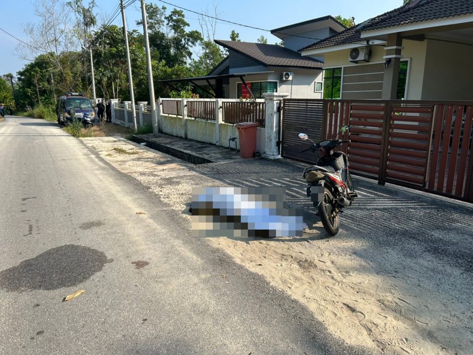 独自骑摩托车行驶中突然失控,71岁马来男子当场死亡。