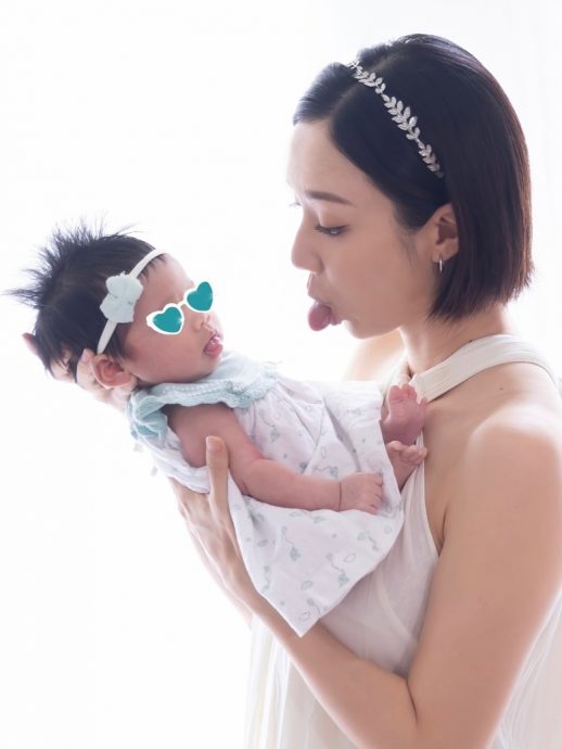 王君馨首晒全家福　母女俩萌吐舌抢镜