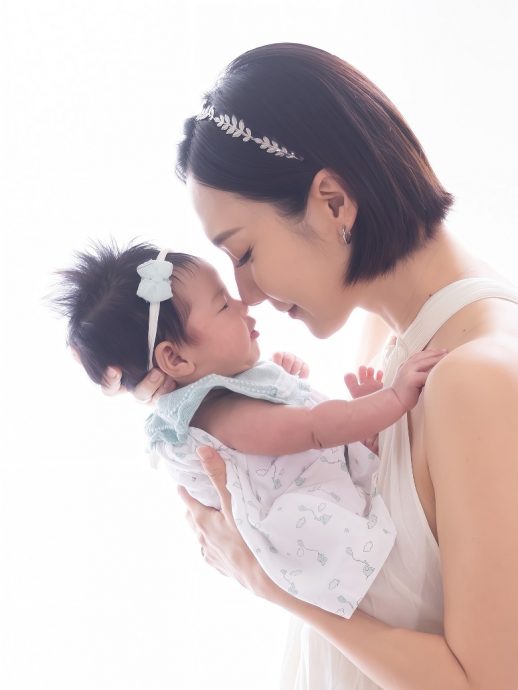 王君馨首晒全家福　母女俩萌吐舌抢镜