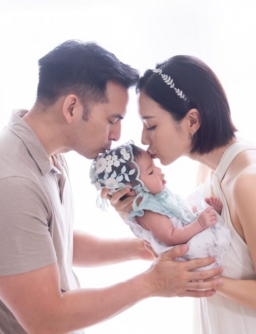 王君馨首晒全家福　母女俩萌吐舌抢镜