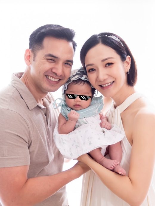 王君馨首晒全家福　母女俩萌吐舌抢镜