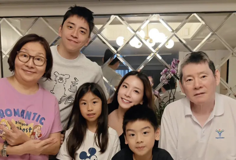 王大陆替代役期间罕露脸 亲姊庆生晒全家福