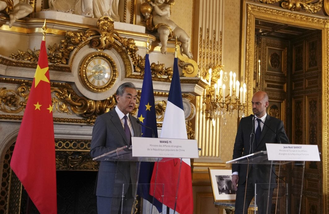 王毅与法外长会谈:做大中法合作蛋糕;巴罗:奉行一中没变