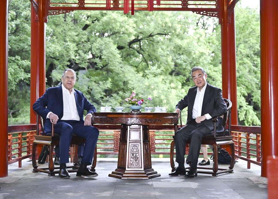 王毅会见俄外长拉夫罗夫 “中俄是全世界最稳定的关系”