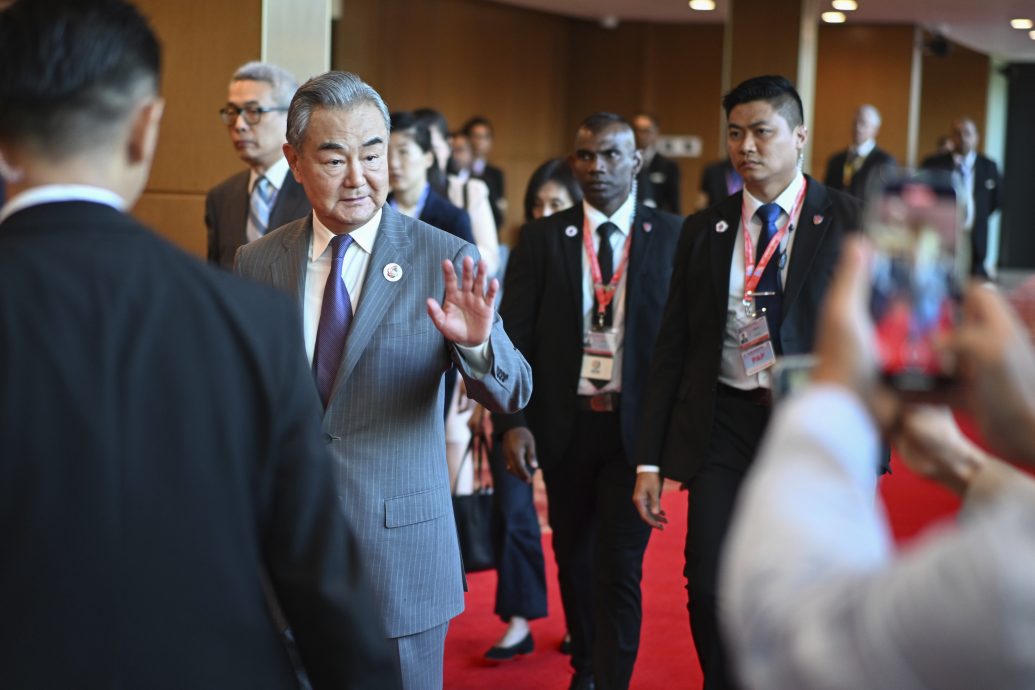 王毅批南中国海仲裁案构成越权审理