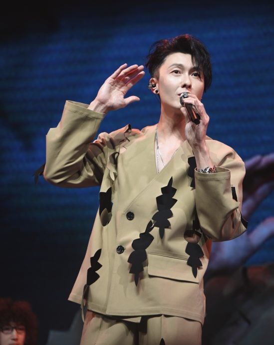 王浩信迎42岁大跳《大展鸿图》 网嘲：钱真难赚！