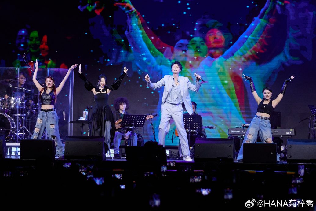 王浩信迎42岁大跳《大展鸿图》 网嘲：钱真难赚！