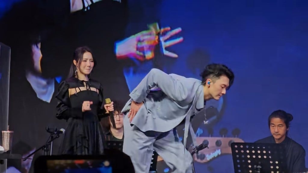 王浩信迎42岁大跳《大展鸿图》 网嘲：钱真难赚！