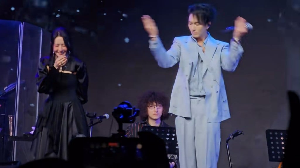 王浩信迎42岁大跳《大展鸿图》 网嘲：钱真难赚！