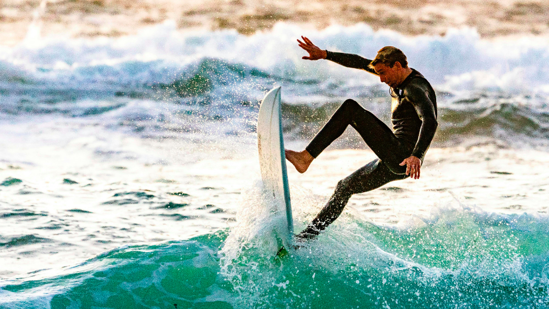 玩水也要酒测？冲浪配啤酒犯规　韩警突袭釜山海水浴场“开罚单”