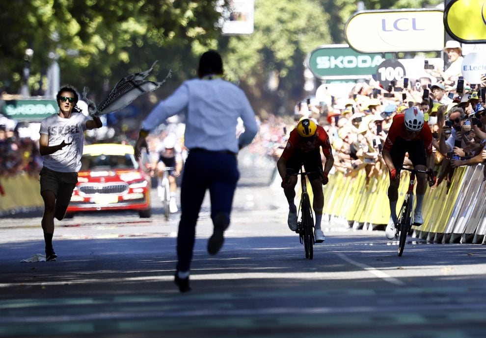 环法脚车赛第11赛段| 波加查摔车致敬竞争对手等待  亚伯拉罕森首夺赛段冠军