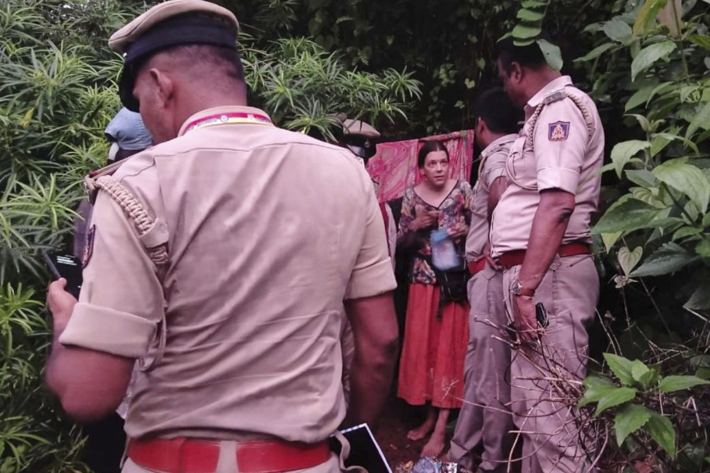 现代真人版古墓派？俄罗斯母女3人竟隐居印度洞穴