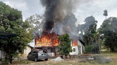 甘榜丹绒不兰查住家火患  屋毁无伤亡