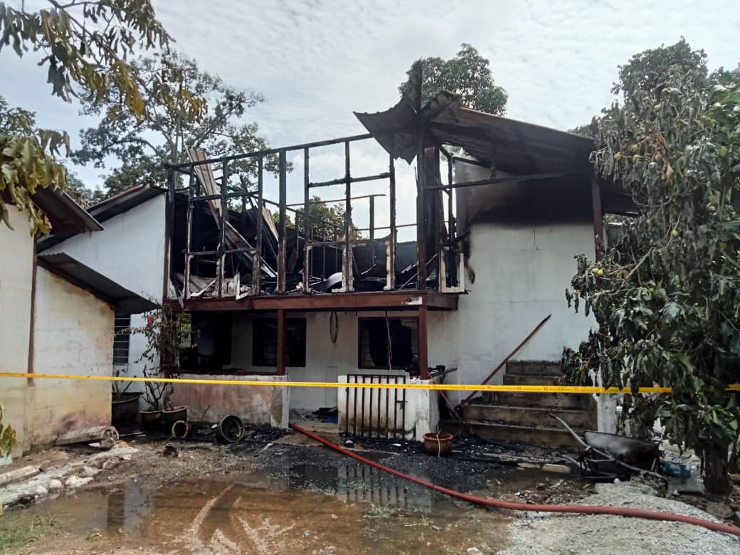 甘榜丹绒不兰查住家火患 屋毁无伤亡