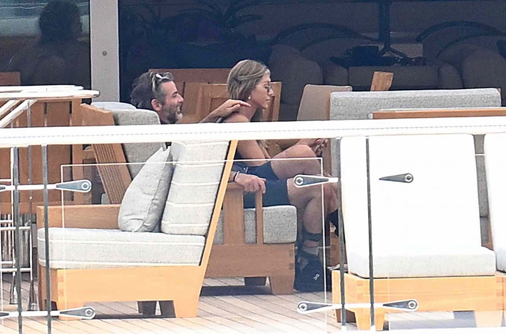 甲板接吻按摩大方放闪 珍妮花雅妮斯顿公开姐弟恋