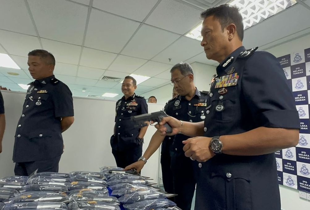 甲警方起获351把软气枪