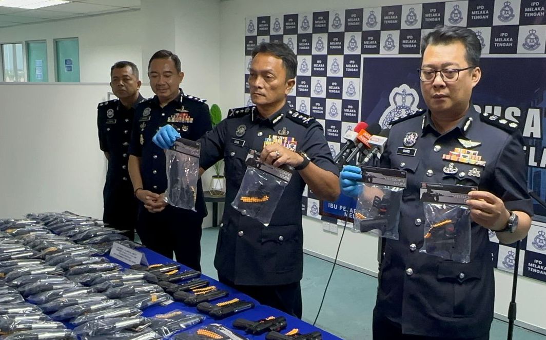 甲警方起获351把软气枪