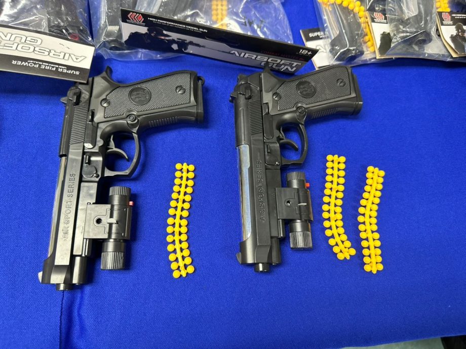 甲警方起获351把软气枪