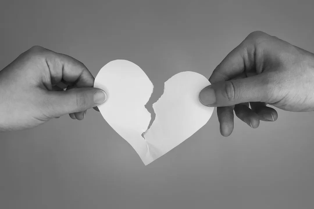 男子自残挽留分手 女友生气抓其头发撞墙致死