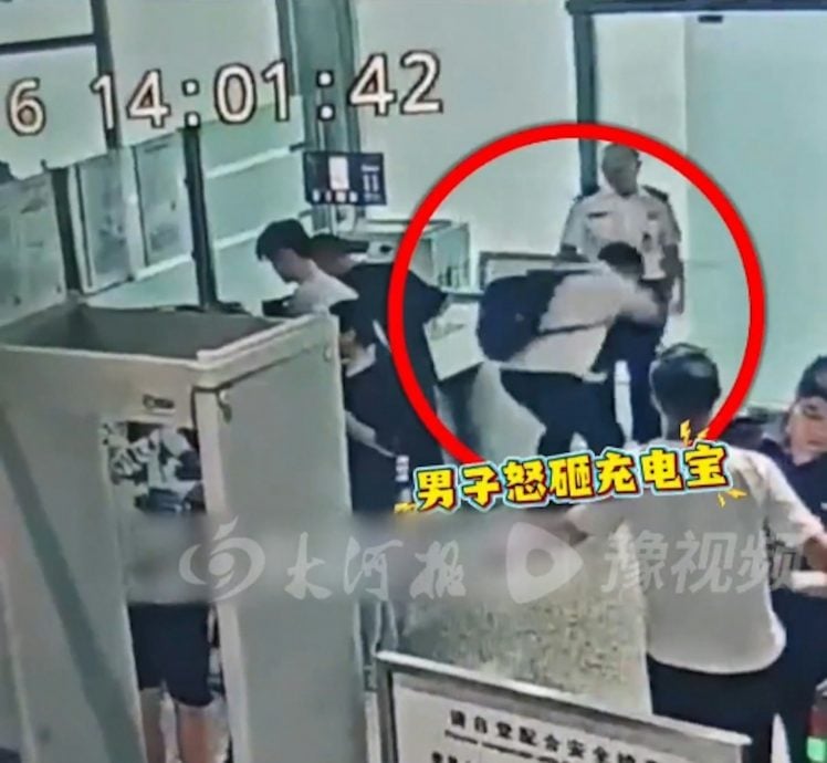 男子过机场安检被拦　怒砸无3C认证充电宝 落地瞬间起火
