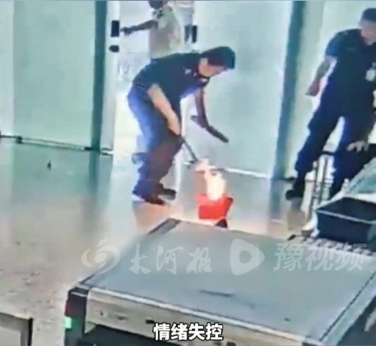 男子过机场安检被拦　怒砸无3C认证充电宝 落地瞬间起火
