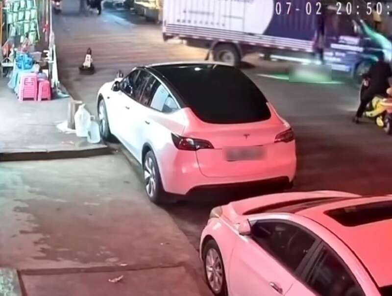 男童躺街上玩耍 不幸被快递车碾压身亡