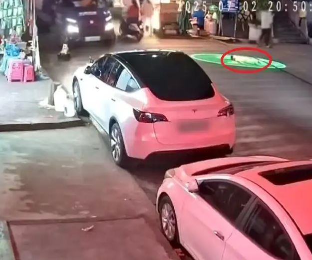 男童躺街上玩耍 不幸被快递车碾压身亡