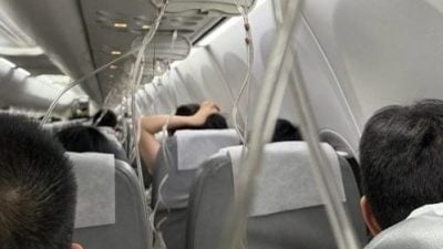 疑机舱失压 上海飞东京波音客机急速下降7000公尺　乘客：“人还在，魂没了”