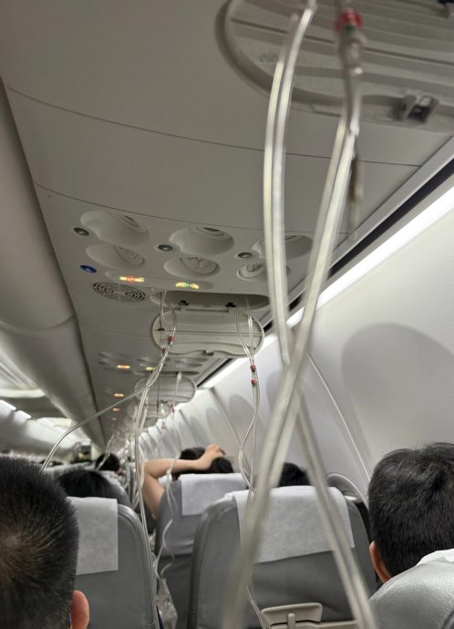 疑机舱失压 上海飞东京波音客机急速下降7000公尺　乘客：“人还在，魂没了” 