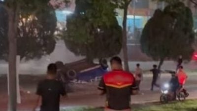 疑赛车失控撞车致5伤 19岁肇事司机遭扣查