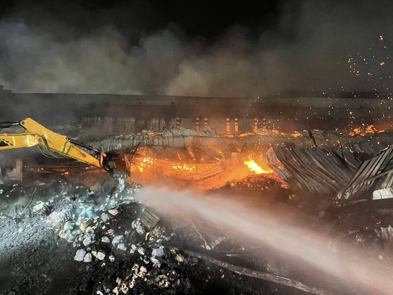 百人急逃!泰国卫生纸厂陷火海 至少8死、2失联、20多伤