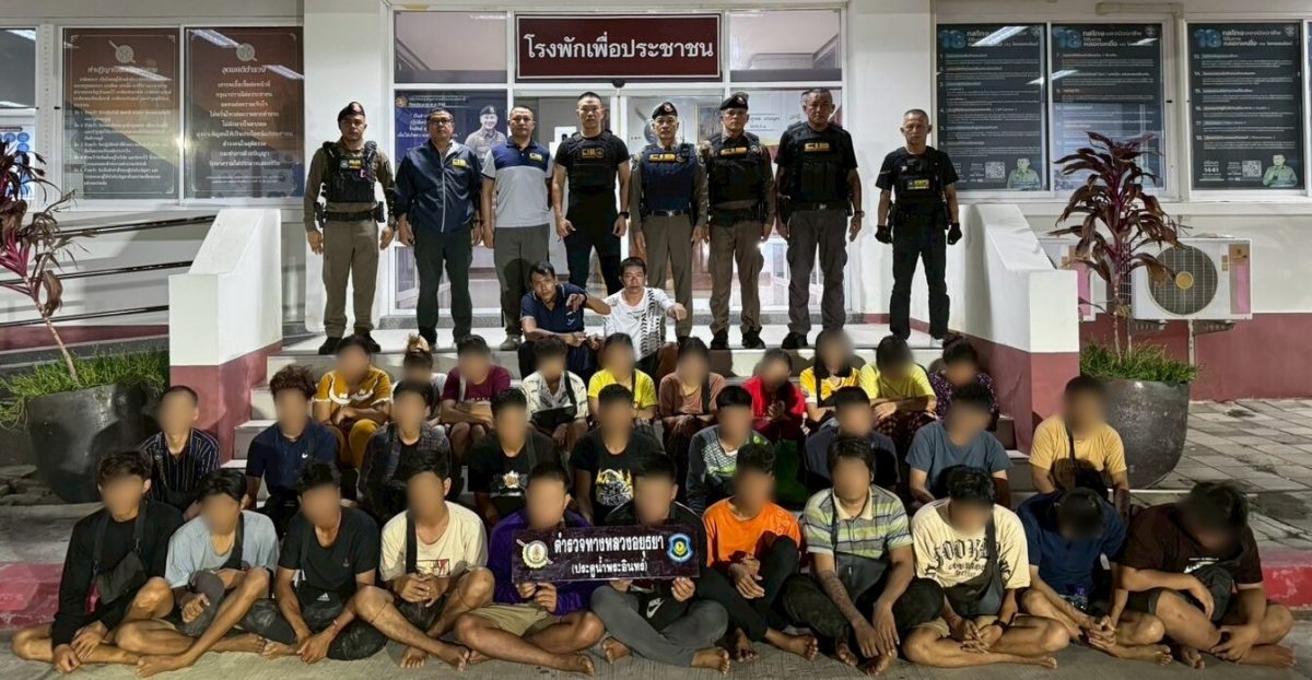 皮卡装铁架篷布密盖 30偷渡者挤双层车厢