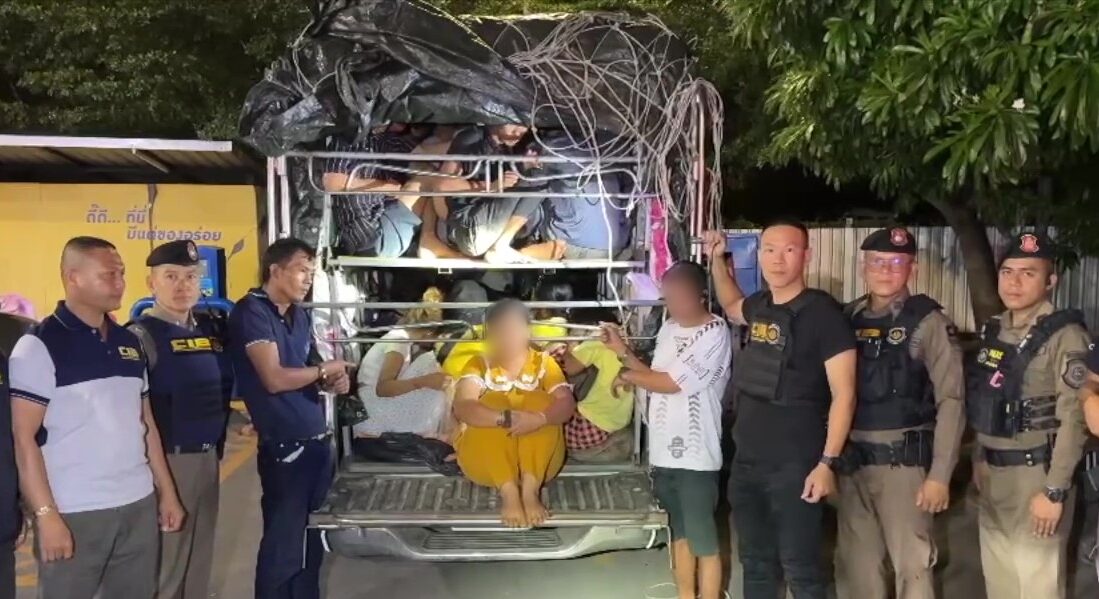 皮卡装铁架篷布密盖 30偷渡者挤双层车厢