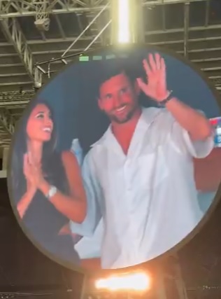 看coldplay演唱会被镜头捕抓 梅西获赞史上最伟大运动员