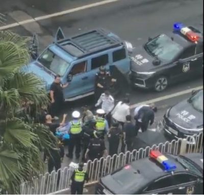 看世界 云南汽车冲撞2死9伤