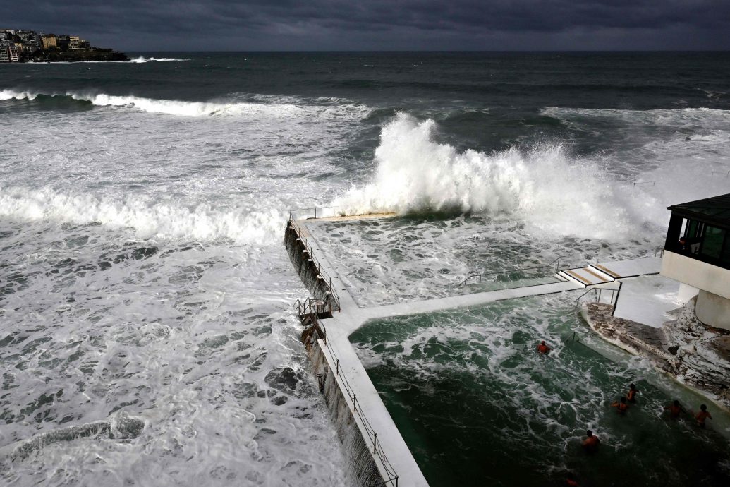 看世界 “炸弹气旋”持续重创悉尼 树倒路道淹水 数千户停电