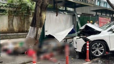 中国64岁司机低头看手机  越线铲上巴士站3死3伤