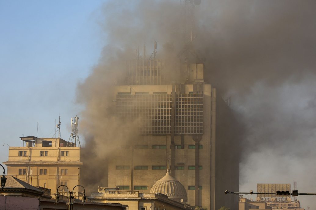 看世界 开罗电信大楼火灾22人伤 全城通讯大面积瘫痪