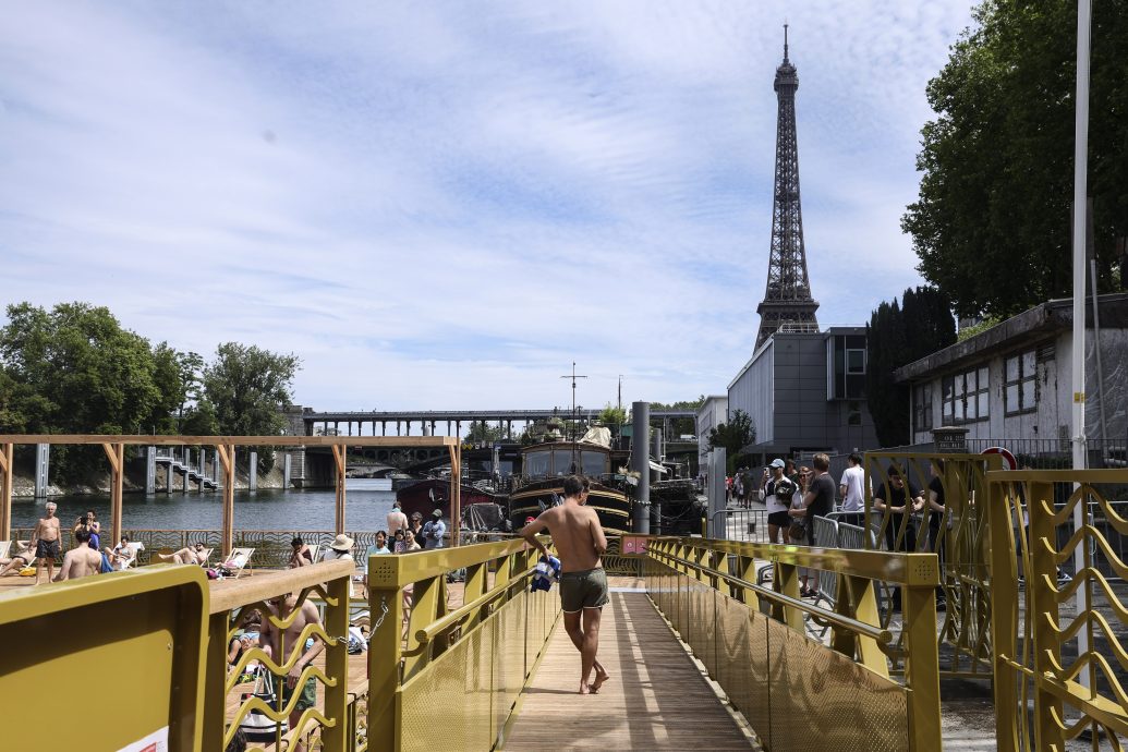 看世界)两男子在埃菲尔铁塔跳伞 遭法国警方逮捕