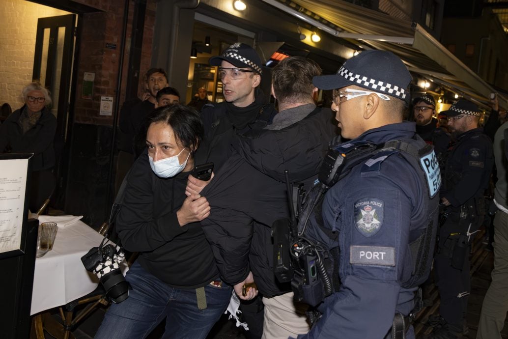 看世界)墨尔本犹太教堂遭纵火 警方追捕嫌犯