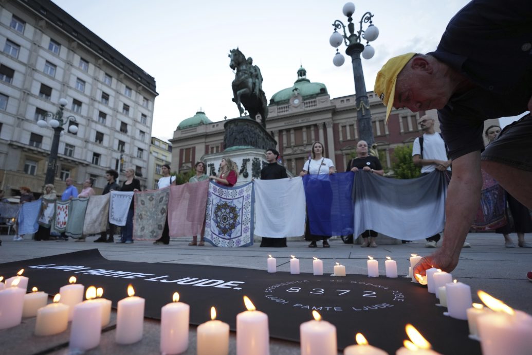 看世界)斯雷布雷尼察大屠杀30周年 死难者遗属墓前哀悼