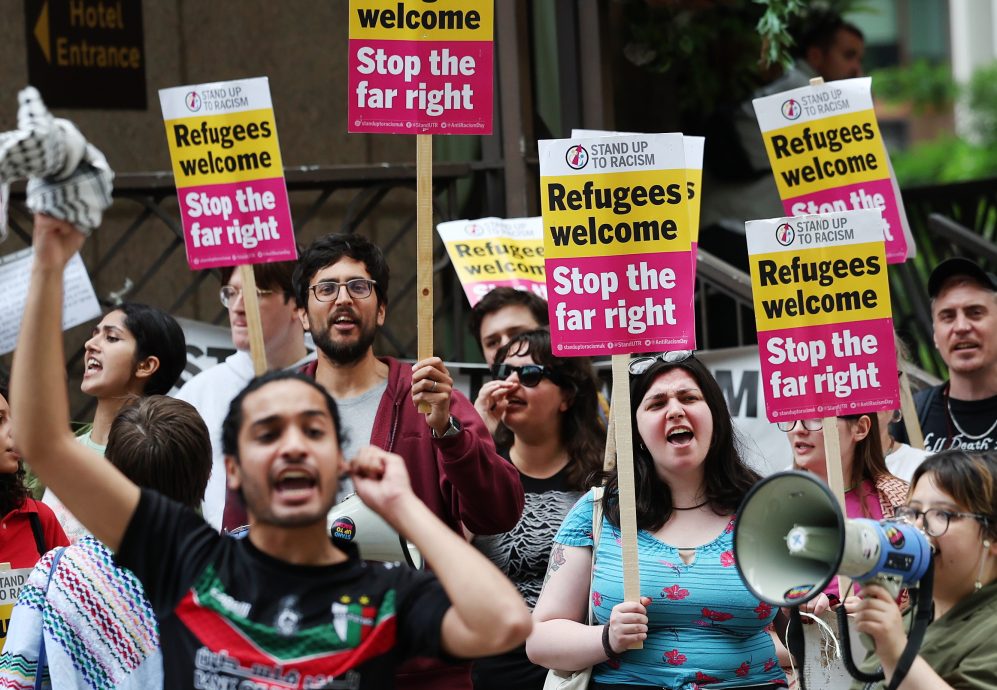 看世界)英国再度爆发反移民示威冲突 去年全国暴动阴影重现