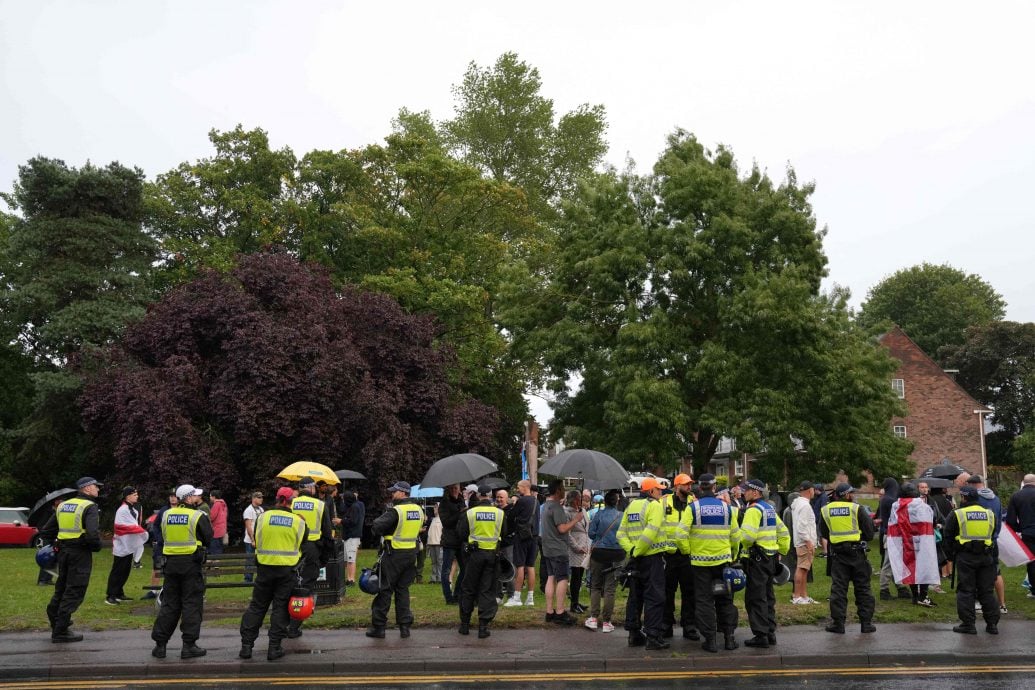 看世界)英国再度爆发反移民示威冲突 去年全国暴动阴影重现
