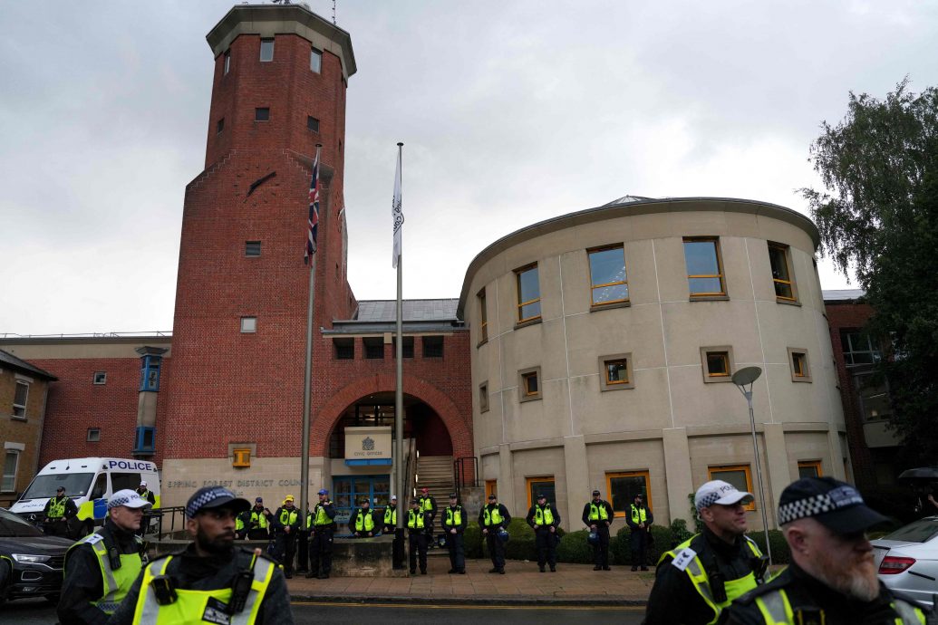 看世界)英国再度爆发反移民示威冲突 去年全国暴动阴影重现