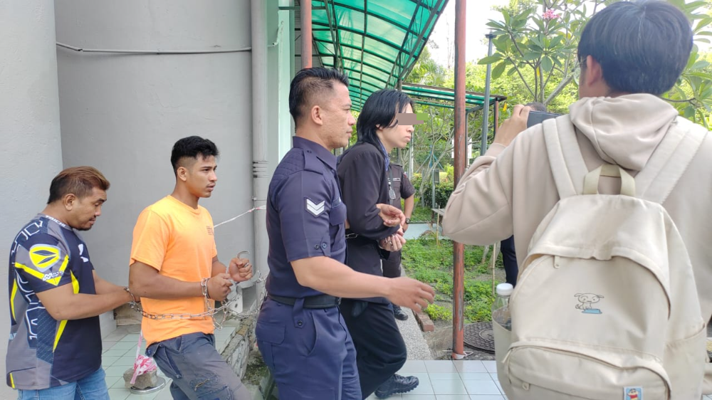 私立大学骇人伤人案|双手上拷不惊慌不避镜头·嫌犯获延扣4天助查