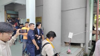 私立大学骇人伤人案|双手上拷不惊慌不避镜头 中国嫌犯获延扣4天助查
