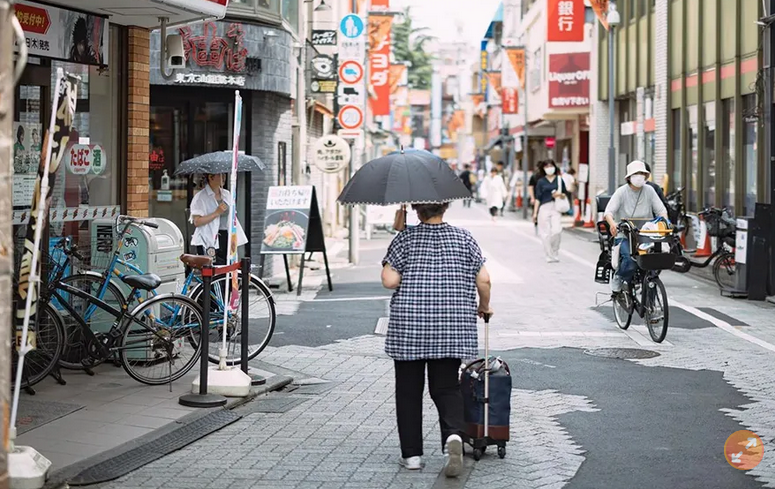 租个94岁奶奶能干嘛？　孩子出柜、情侣分手花钱要她陪