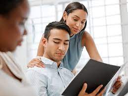 称被女同事“毛手毛脚” 男子尴尬应对摆脱骚扰