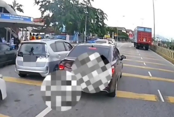 穿护士服违规停车阻碍交通 被鸣笛提醒移车比不雅手势