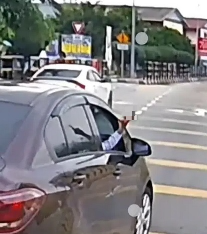 穿护士服违规停车阻碍交通 被鸣笛提醒移车比不雅手势